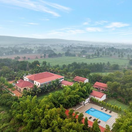 Hotel Sterling Banashree Badami Exteriér fotografie