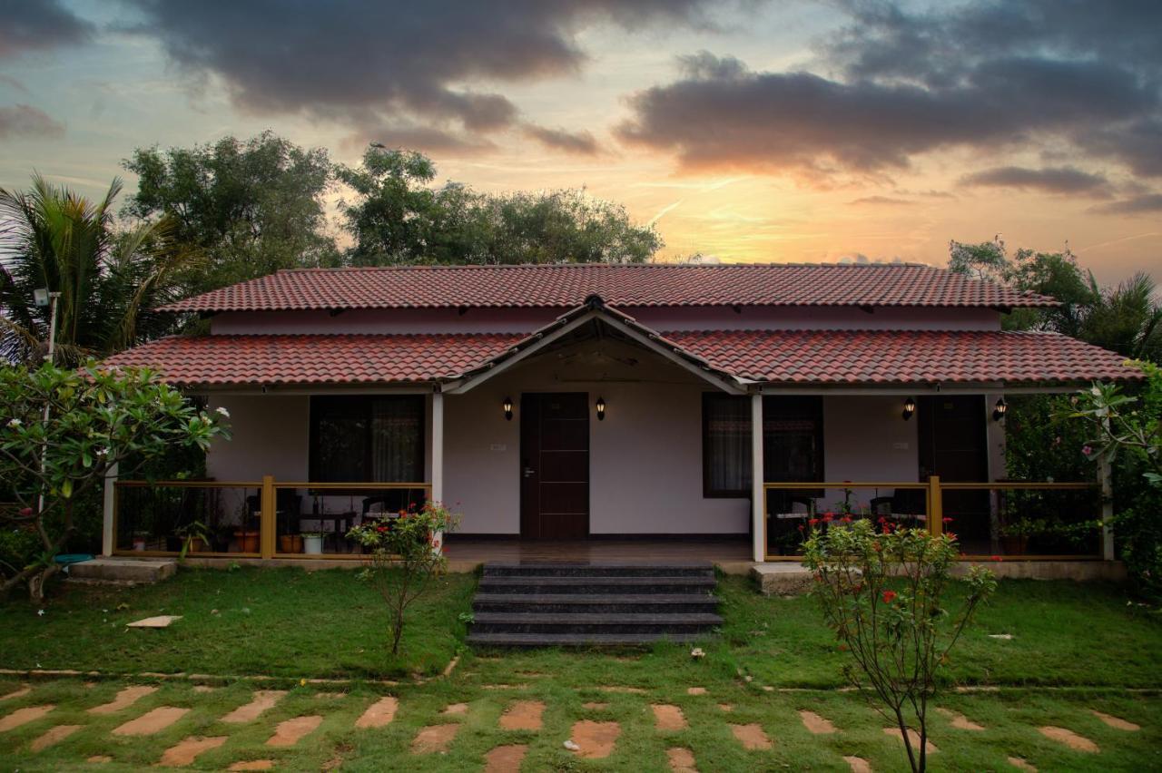 Hotel Sterling Banashree Badami Exteriér fotografie