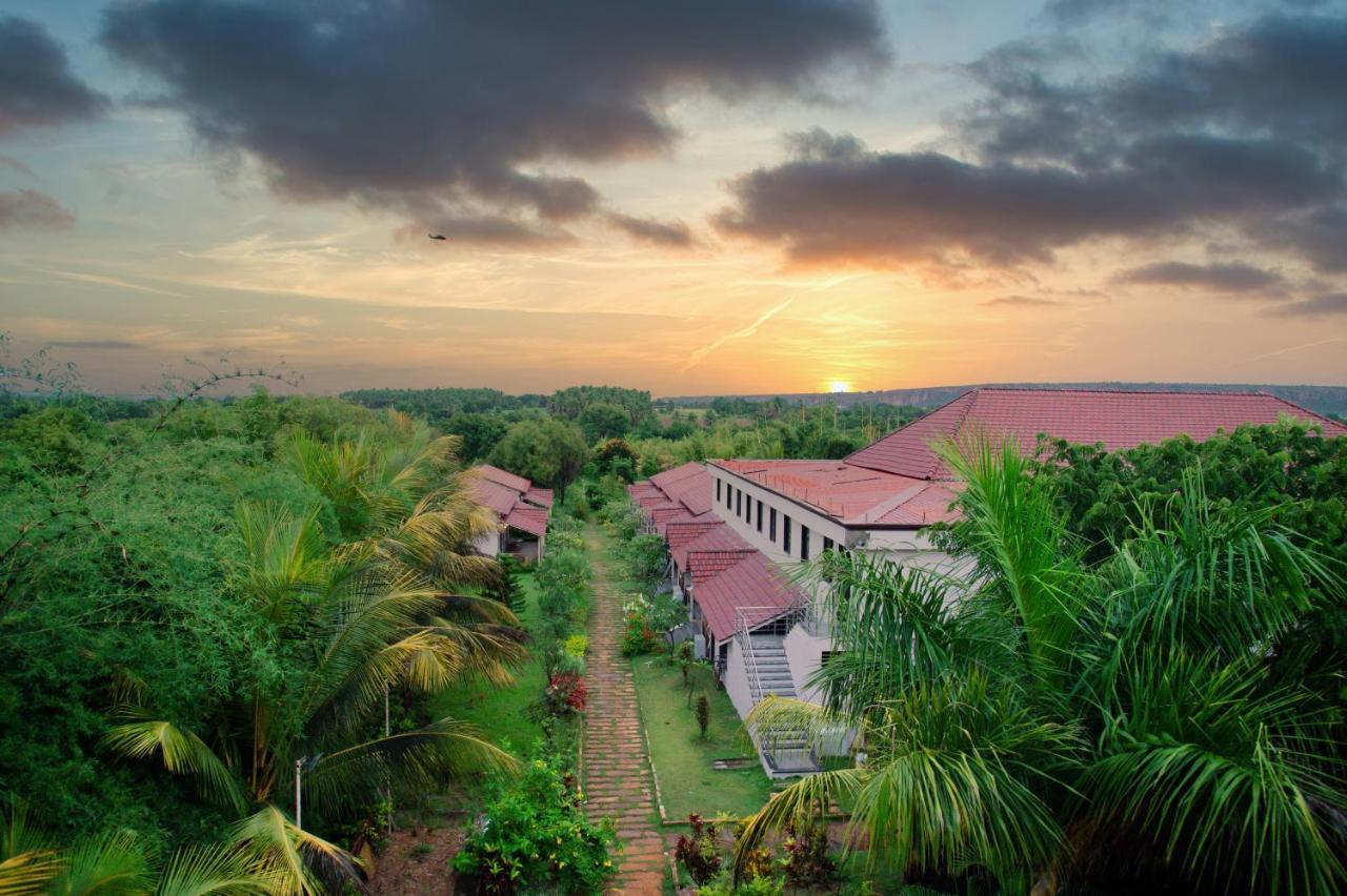 Hotel Sterling Banashree Badami Exteriér fotografie