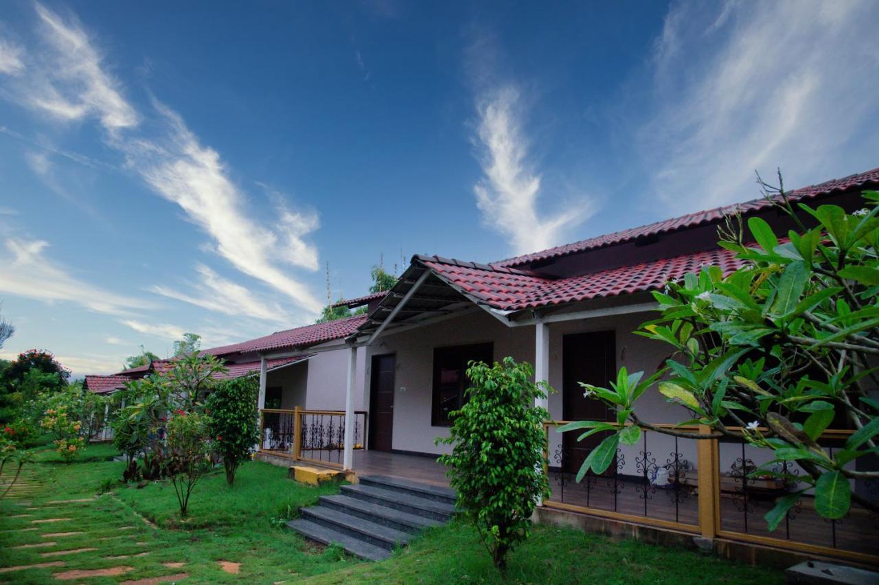 Hotel Sterling Banashree Badami Exteriér fotografie