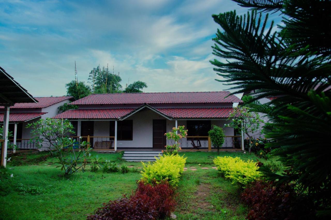 Hotel Sterling Banashree Badami Exteriér fotografie