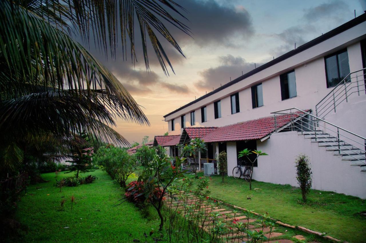 Hotel Sterling Banashree Badami Exteriér fotografie