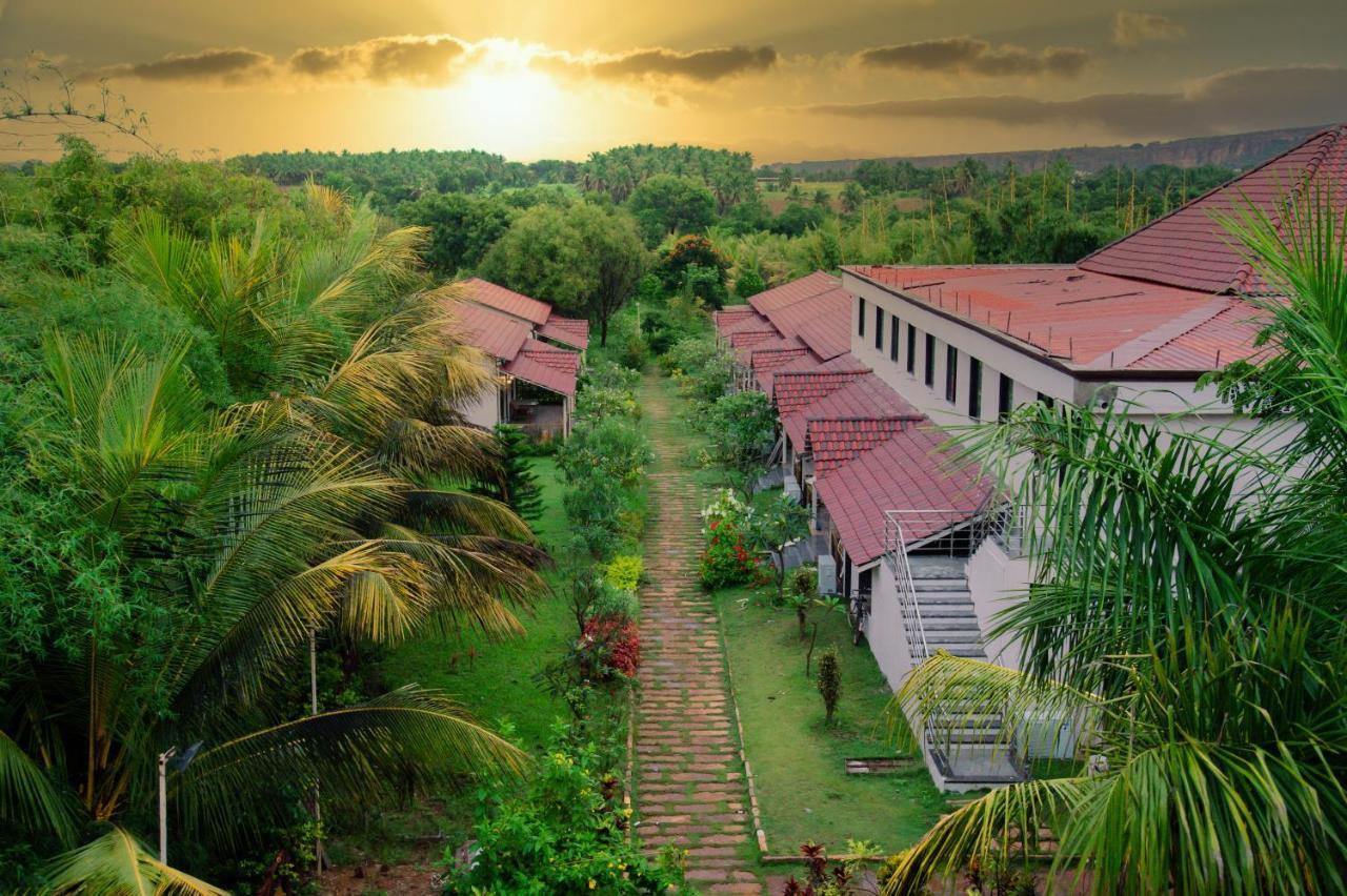 Hotel Sterling Banashree Badami Exteriér fotografie