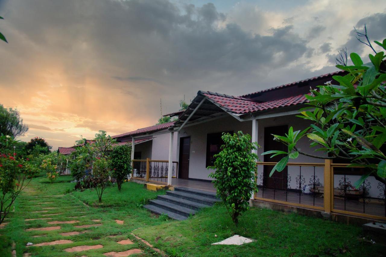 Hotel Sterling Banashree Badami Exteriér fotografie