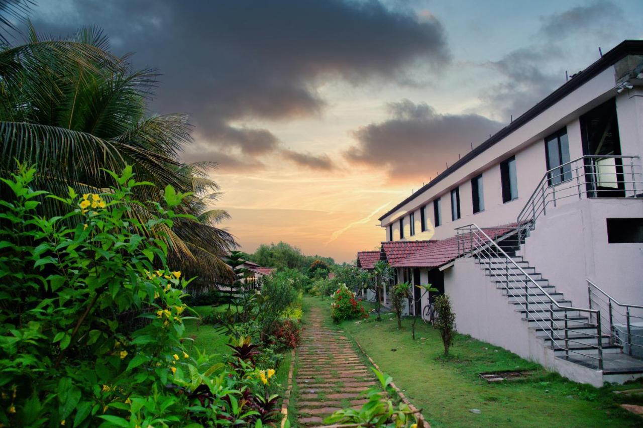 Hotel Sterling Banashree Badami Exteriér fotografie