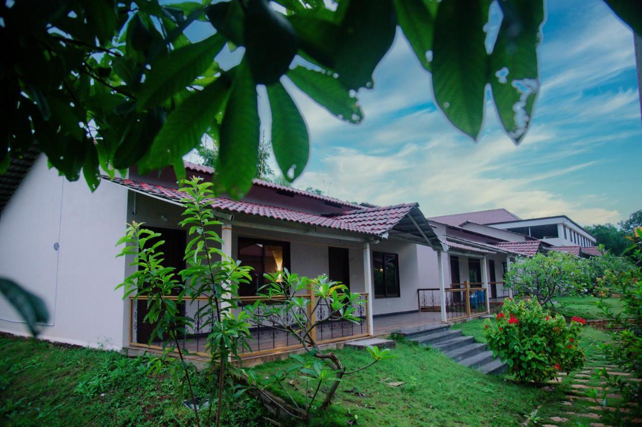 Hotel Sterling Banashree Badami Exteriér fotografie
