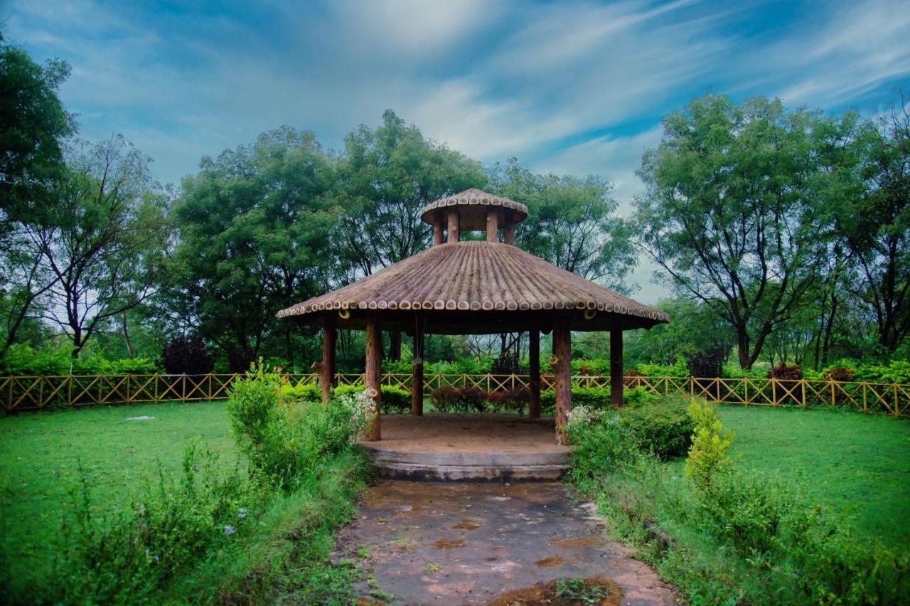 Hotel Sterling Banashree Badami Exteriér fotografie