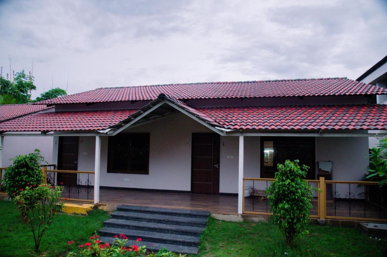 Hotel Sterling Banashree Badami Exteriér fotografie