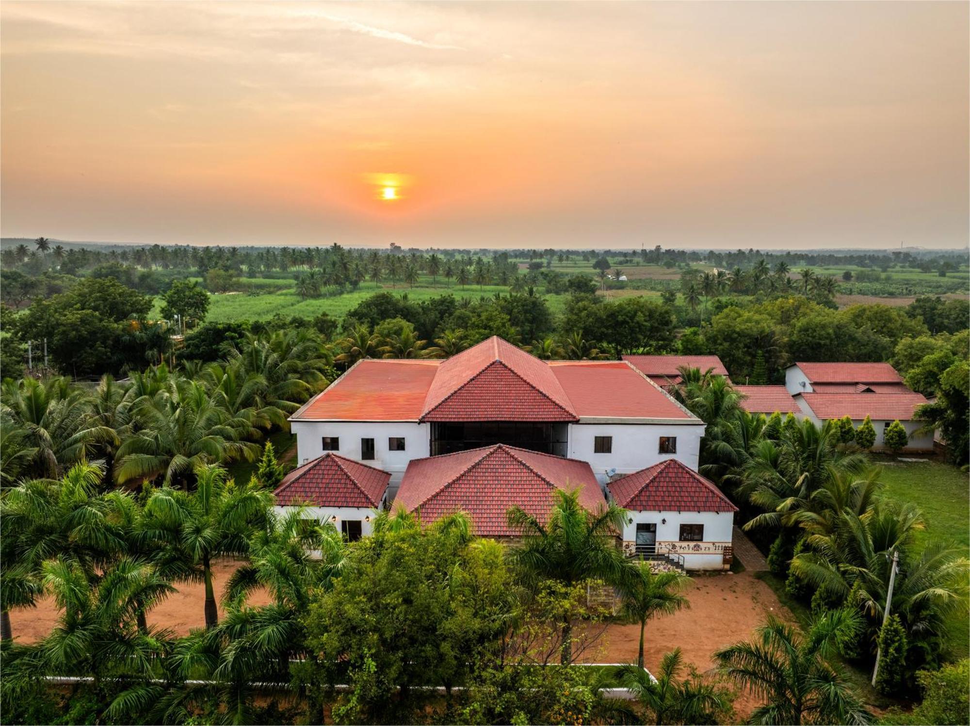 Hotel Sterling Banashree Badami Exteriér fotografie